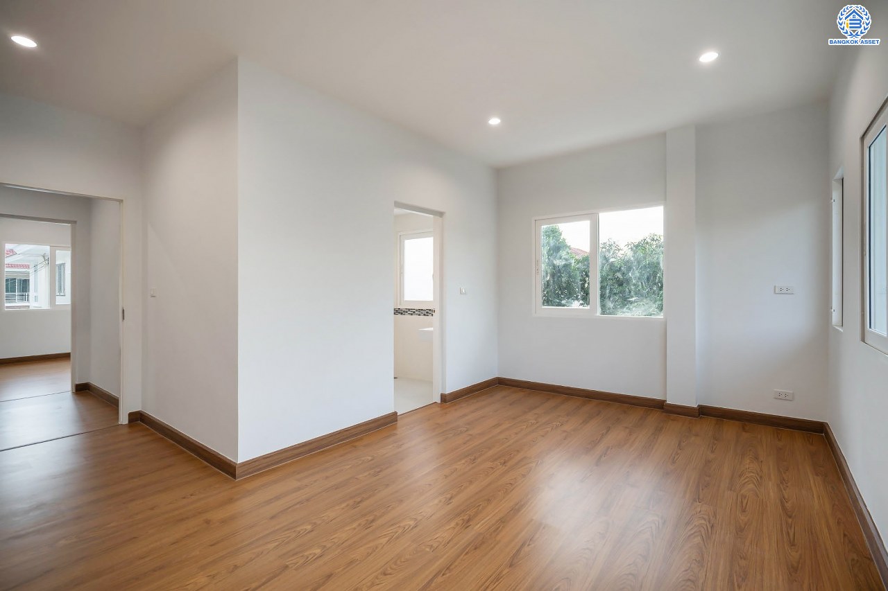 บ้านมือสองตกแต่งใหม่ แบรนด์ Q.House โครงการ คาซ่าแกรนด์ รัตนาธิเบศร์-ราชพฤกษ์ หลังมุม เนื้อที่ 87.5 ตร.ว. ฟังก์ชัน 3 ห้องนอน 4 ห้องน้ำ จอดรถได้ 2 คัน พร้อม Facilities ครบครัน บนทำเลเดินทางสะดวก ติดถนนราชพฤกษ์ ใกล้เซ็นทรัลเวสต์เกต และรถไฟฟ้าสายสีม่วง "สถานีบางรักใหญ่"